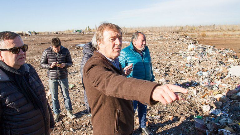 Tortoriello recorrió el basural y destacó los trabajos de saneamiento.