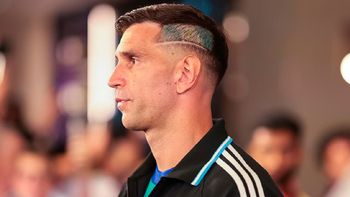 Sin querer queriendo, Dibu Martínez confirmó que sigue en la selección