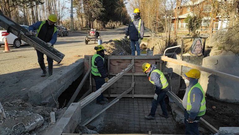 Continúa la obra del conducto pluvial en el barrio Santa Clara