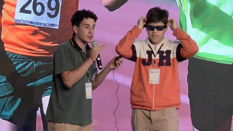 Estudiantes crean anteojos para que los ciegos caminen sin riesgo