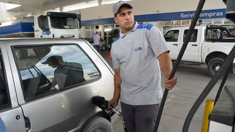 Nación sube los combustibles y busca destrabar el barril congelado