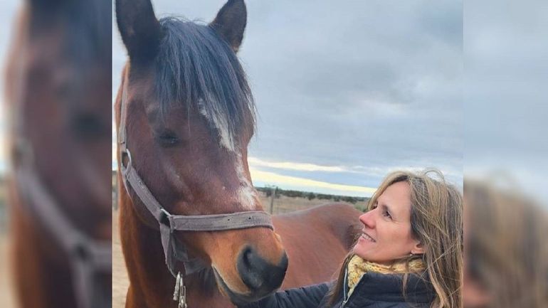 Marice y su caballo árabe. Ofrece recompensa para quien aporte datos que permitan recuperarlo.&nbsp;