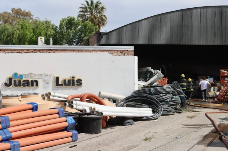 Desde la Comisar&iacute;a Tercera informaron que la principal hip&oacute;tesis del causante del incendio&nbsp; apunta a una falla el&eacute;ctrica en la zona del dep&oacute;sito.