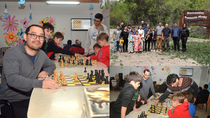 Esteban junto a su compañero Alejandro en la escuela de ajedrez cipoleña y en la península Hiroki junto a su familia.