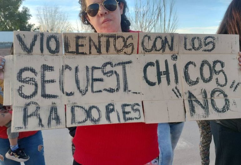 Los padres se concentraron para pedir justicia por el brutal episodio. Foto: La Mañana Neuquén