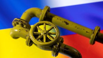 FOTO DE ARCHIVO: Modelo de gasoducto realizado con una impresora 3D sobre las banderas de Ucrania y Rusia en esta imagen de ilustración tomada el 31 de enero de 2022. REUTERS/Dado Ruvic