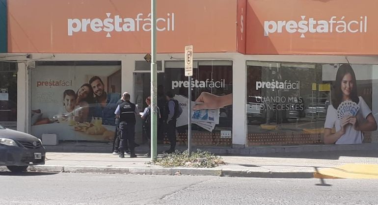 El comercio dedicado a la entrega de préstamos ubicado en pleno centro de Cipolletti, fue asaltado en horas del mediodía de este jueves. El comercio dedicado a la entrega de préstamos ubicado en pleno centro de Cipolletti, fue asaltado en horas del mediodía de este jueves.