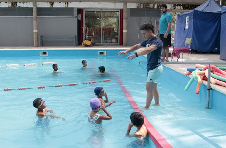 Según la Fiscalía, la profesora de natación y el guardavida habrían omitido el deber de cuidado al no advertir lo que ocurría. Según la Fiscalía, la profesora de natación y el guardavida habrían omitido el deber de cuidado al no advertir lo que ocurría.