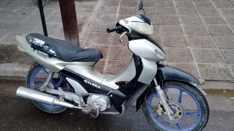 Manejaba una moto robada en contramano y lo detuvieron