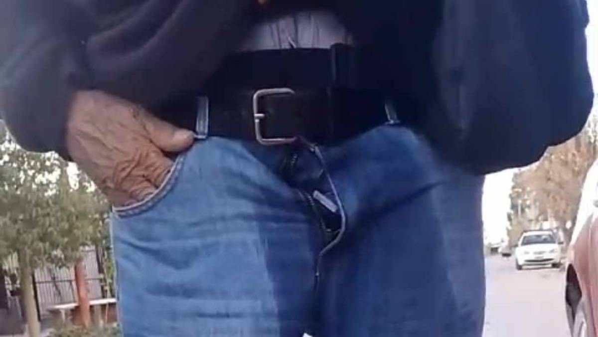 La imagen del abuelo con la ropa humedecida por el pis. Foto Gentileza Catriel 25.