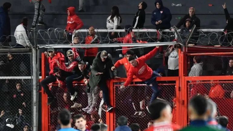 Independiente - Universidad de Chile se suspendió en medio de un escándalo.