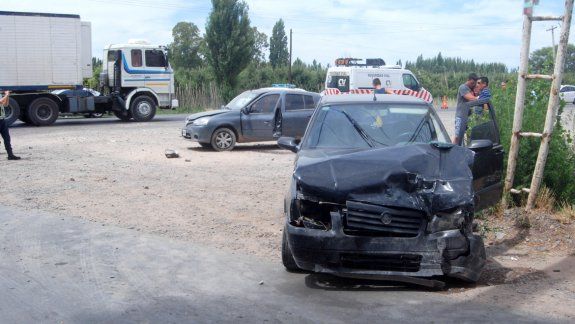 Las peores consecuencias del choque la sufrió la conductora del Fiat Uno, que terminó a un costado de la Ruta 22.