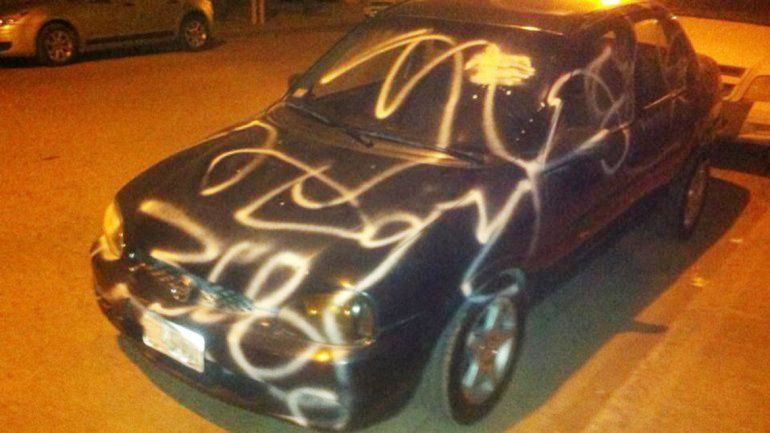 Un Chevrolet Corsa terminó con pintadas de color plateado en gran parte de la carrocería.