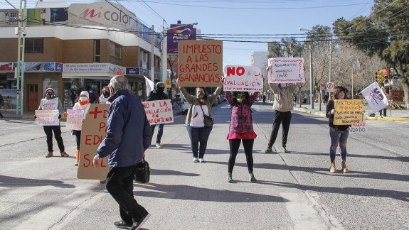 Docentes realizaron un semaforazo y guardapolvazo