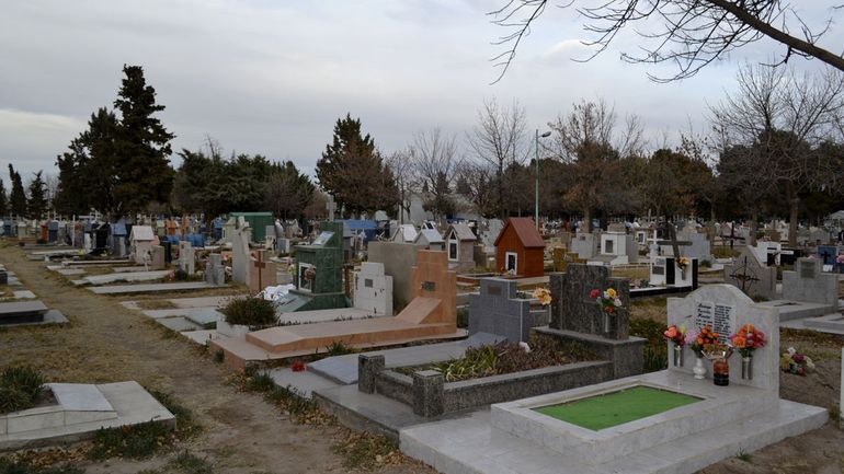 Intiman a 620 contribuyentes a retirar o regularizar su situación en el Cementerio Municipal de Cipolletti.