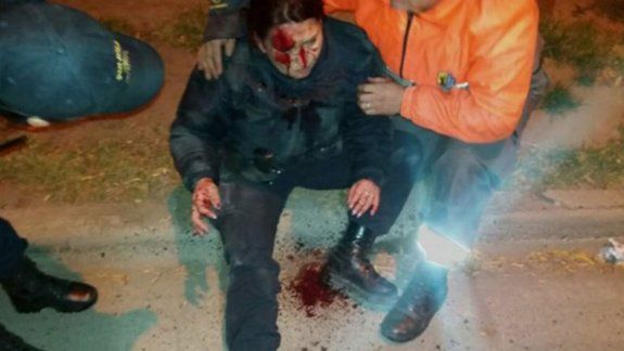 Casi mata a policía para huir