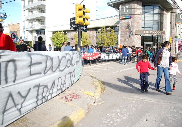 Alumnos del CET 22 cortaron la calle y reclamaron por un colegio digno