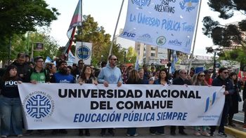 La conflictividad en las Universidades Nacionales no cede y, al contrario, se incrementa. Este miércoles hubo un masivo paro en la UNCo y la UNRN y en las demás casas de altos estudios del país. Se vienen semaforazos y volanteadas. La conflictividad en las Universidades Nacionales no cede y, al contrario, se incrementa. Este miércoles hubo un masivo paro en la UNCo y la UNRN y en las demás casas de altos estudios del país. Se vienen semaforazos y volanteadas.