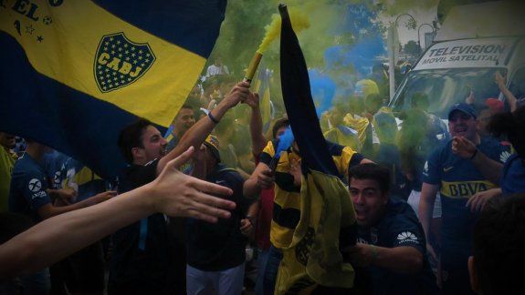 Les vendió un paquete para ir a ver a Boca y desapareció con la plata