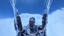 A medida que iba ascendiendo, el cuerpo del parapentista chino se iba congelando y cubriendo de una fina capa de nieve.