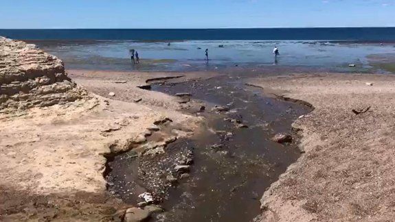 Bronca en Las Grutas por un gran derrame cloacal 