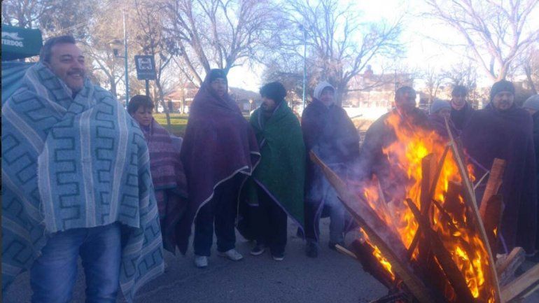 Con un frazadazo protestaron en Roca contra el aumento del gas