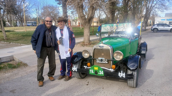 El padre pancho bendijo La Milonguita, el Ford T de Juan, el vecino solidario que saca a pasear a los vecinos.