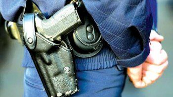 mujer policia dijo que perdio su arma dentro de una comisaria