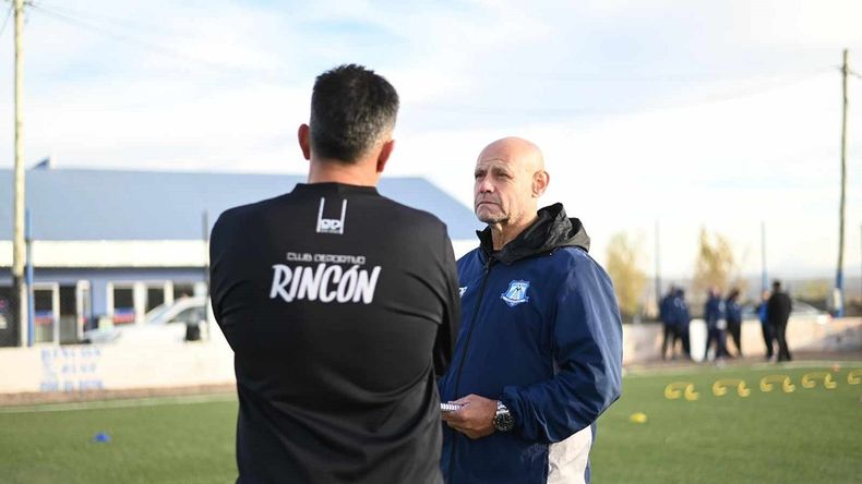 Las primeras imágenes de Botella con la ropa de Deportivo Rincón. 