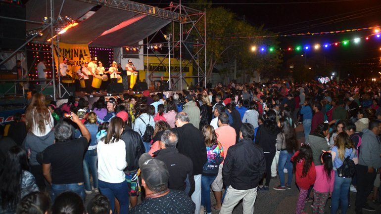 Una gran concurrencia generaron las actividades organizadas por el Comandante Escobar y radio Puerto Argentino. Tenían seguro y una ambulancia a mano. La infracción fue por cortar la calle.