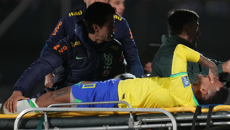 Neymar salió en camilla y con lágrimas en los ojos.&nbsp;
