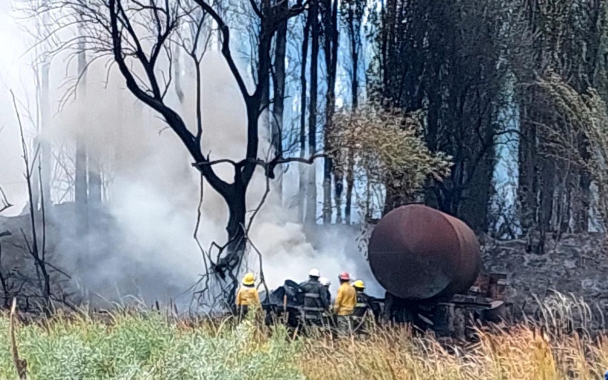 Bomberos de Cinco Saltos lograron controlar el fuego en la zona de los tanques de combustible. Continuaban la tarea para apagar el resto de las llamas de los pastizales. El viento complicaba el operativo.&nbsp;
