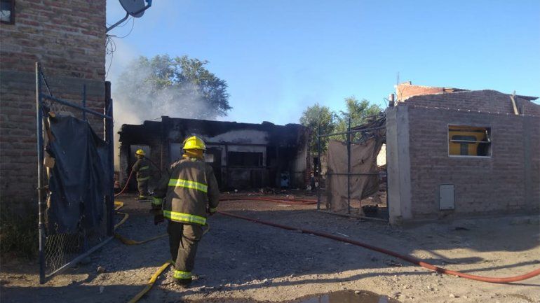 Explotó una garrafa y se incendió un depósito en Los Polvorines: hay un herido