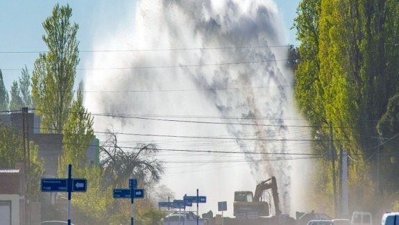 Una empresa rompió un acueducto y Roca se quedó sin agua