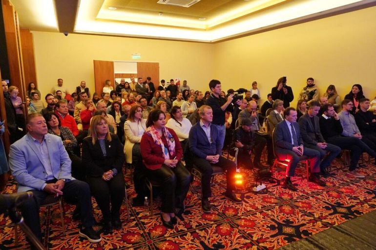 Funcionarios nacionales y provinciales sumados a los equipos técnicos se dieron cita en Viedma.