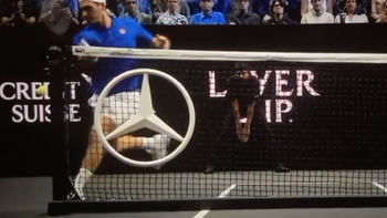 Federer y un golpe jamás visto en su despedida: ¿por dónde pasó la pelota?