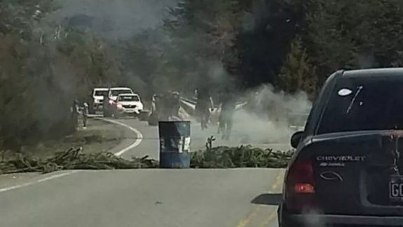 Villa Mascardi: atacaron una camioneta y un patrullero