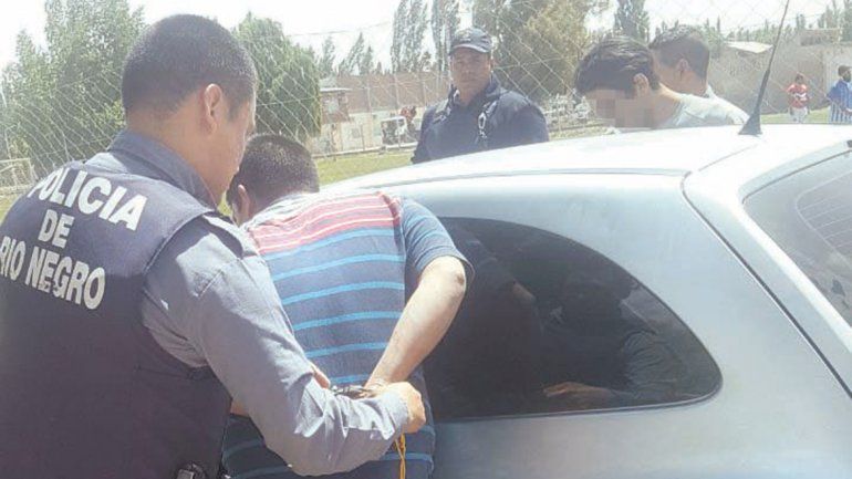 Los ladrones fueron detenidos en el predio Don Pedro luego de haber robado ruedas y elementos de valor de un auto.