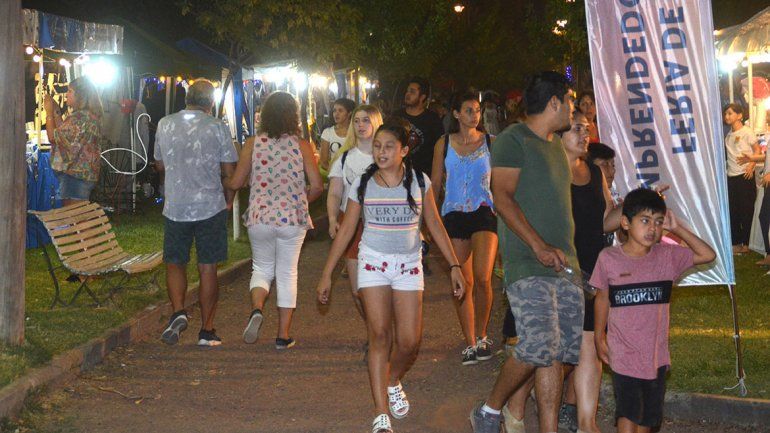 A pesar del calor, la feria y los shows copan el parque