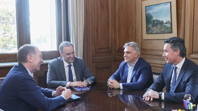 Diego Santilli y Manuel Adorni en una reunión con Martín Llaryora, Gobernador de Córdoba. | LMCipolletti.com Diego Santilli y Manuel Adorni en una reunión con Martín Llaryora, Gobernador de Córdoba.