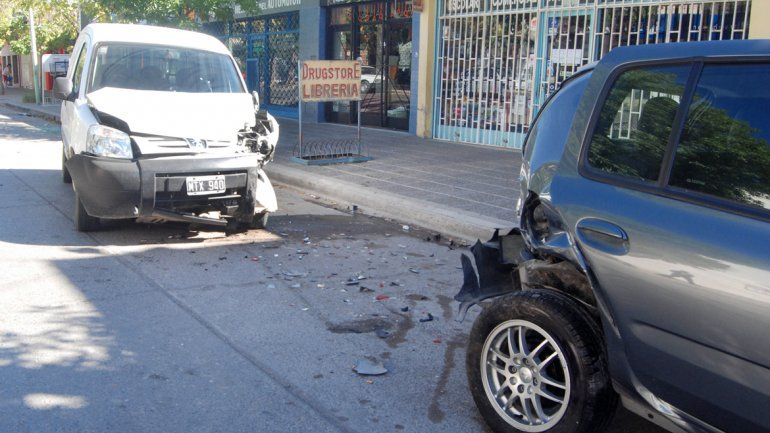 Chocó a un auto estacionado en calle Yrigoyen y desapareció