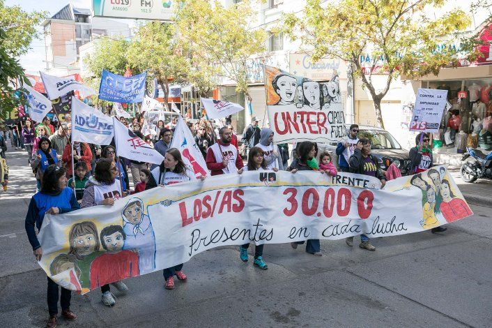Así se vivió en Cipolletti la marcha por el Día de la Memoria