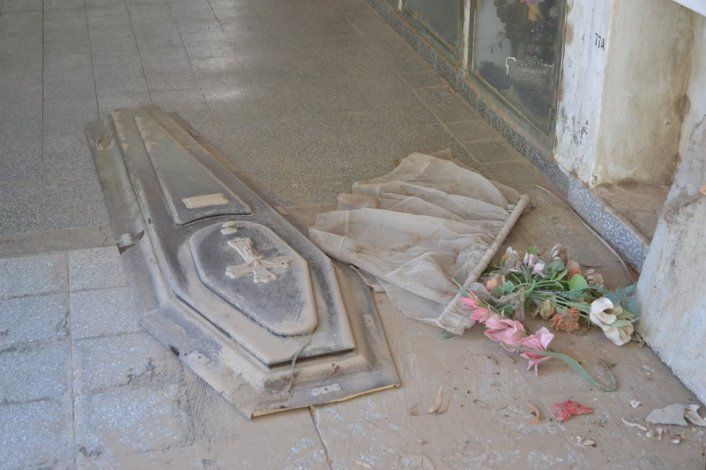 Profanaron una tumba en el cementerio de Allen