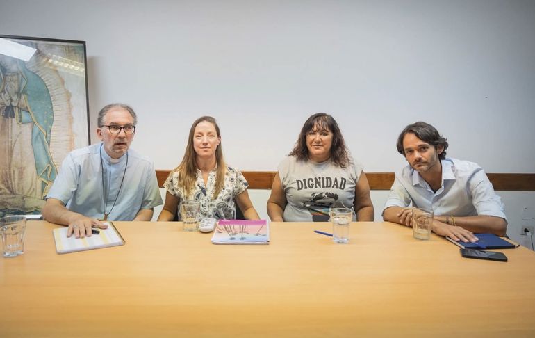 Hace unos días, brindaron una conferencia de prensa el arzobispo Gustavo Carrara, presidente de Cáritas Argentina; Fernanda García Monticelli, ex funcionario de la SSISU; Lilia Calderón, referente de los barrios populares; y Juan Maquieyra, dirigente de TECHO. Hace unos días, brindaron una conferencia de prensa el arzobispo Gustavo Carrara, presidente de Cáritas Argentina; Fernanda García Monticelli, ex funcionario de la SSISU; Lilia Calderón, referente de los barrios populares; y Juan Maquieyra, dirigente de TECHO.