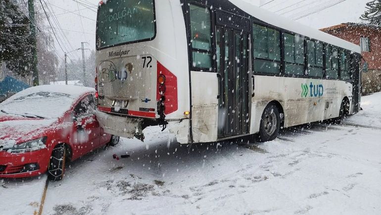 Ponía cadenas a su auto en la banquina y un colectivo lo chocó