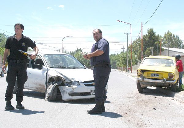 Dos personas heridas por un fuerte choque vehicular