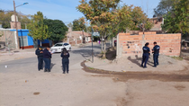feroz balacera en neuquen: casi 60 tiros y dos heridos de arma de fuego