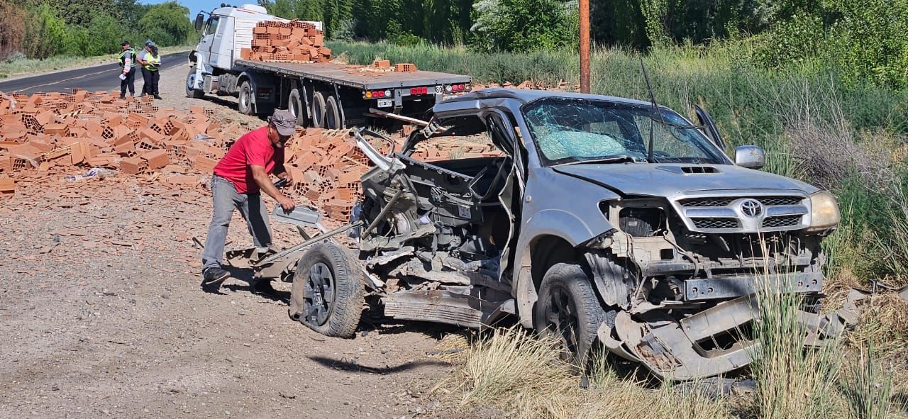 Ruta 22: Tremendo choque entre una camioneta y un camión deja un herido