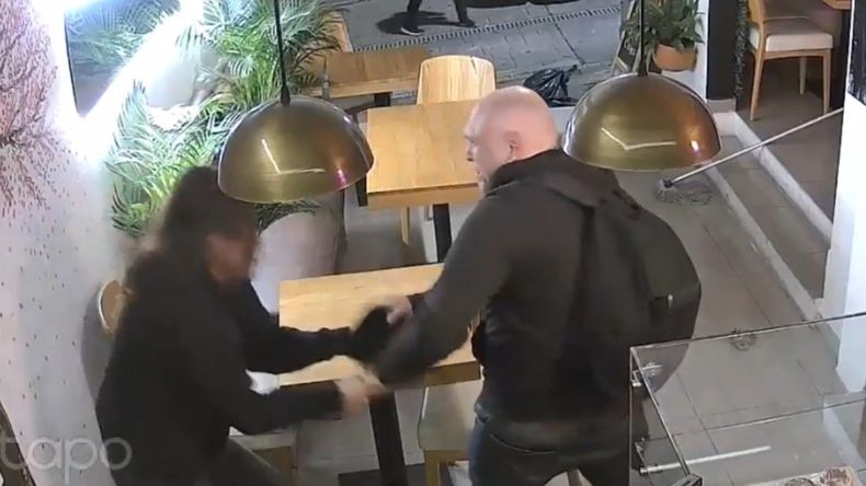 Las imágenes de las cámaras de vigilancias del comercio muestran los golpes del agresor hacia la dueña.&nbsp;