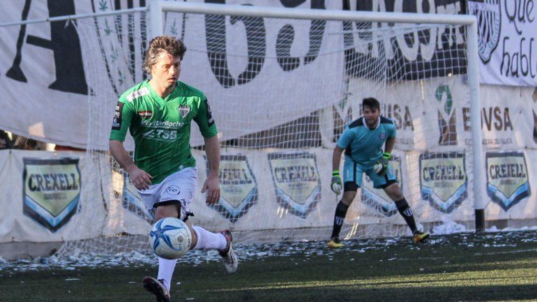 Weiner fue el que sacó el centro tras la disputa de Lamolla en el área. Para el 11 no hay dudas del penal no sancionado.